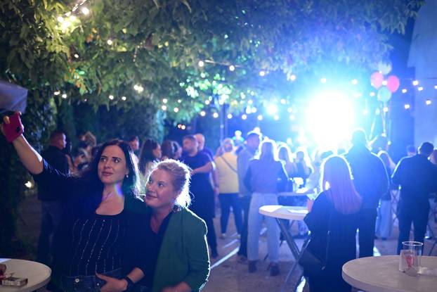 Zagreb: Sandi održao koncert na rođendanu papige Pabla 