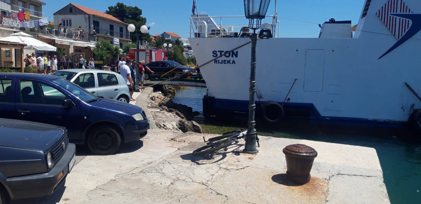 Dva auta i kamper sudarili su se na rivi u Sućuraju na Hvaru