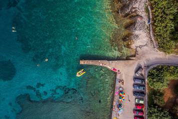 Na plaži Bilin Žal kod Lumbarde svatko može pronaći svoj komadić raja