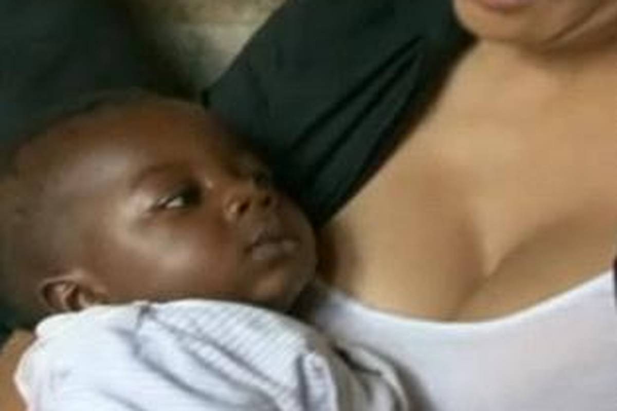 Humanost: Salma Hayek u Africi dojila novorođenče