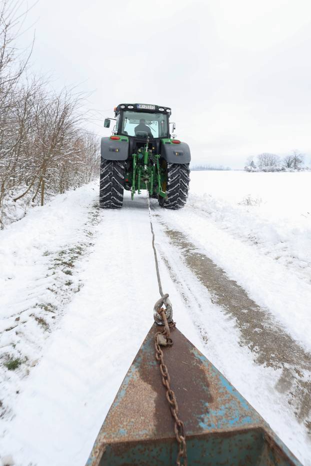 Karadžićevo: Vožnja čamcem po snježnim poljima