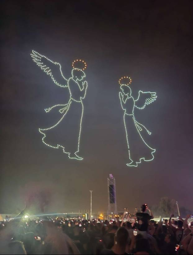 FOTO/VIDEO Spektakl na nebu: Dronovi formirali križ, Gospu...