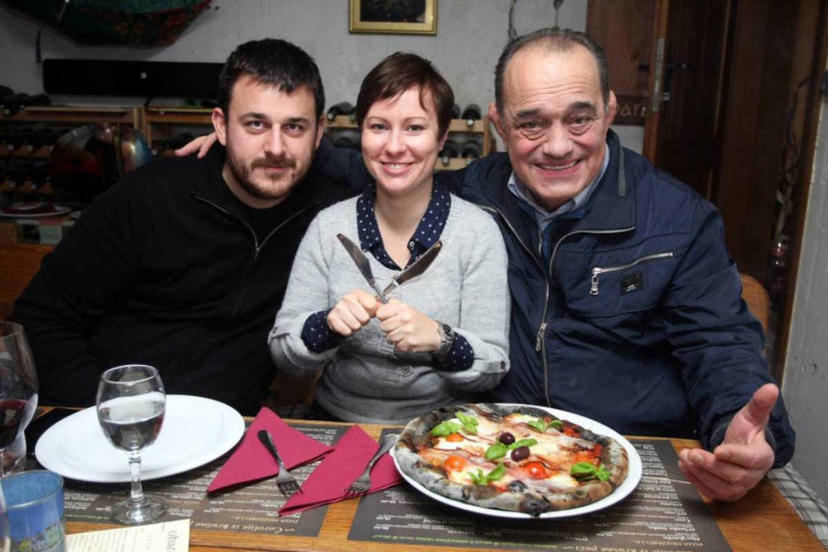 Novo 'čudo' u Zagrebu: Lovci iz Potjere uživali u crnoj pizzi