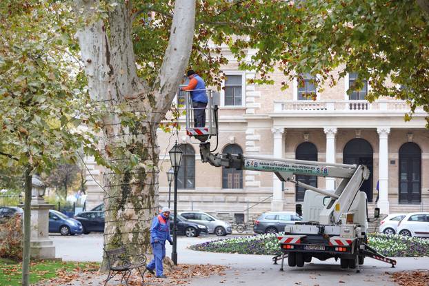 Zagreb: Zasvjetlile prve adventske lampice u parku Zrinjevac