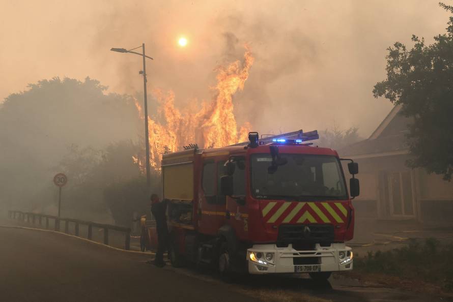 storyeditor/2026-07-24/2026-07-23t191549z-1950223300-rc2ujmao8795-rtrmadp-3-europe-weather-france-wildfire.jpg