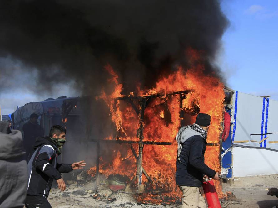 Kaotično u izbjegličkoj džungli: Kamp Calais nestaje u plamenu