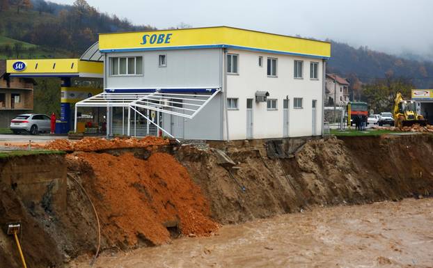 FOTO Poplava u BiH: Unatoč odronu koji prijeti benzinskoj postaji oni još uvijek rade