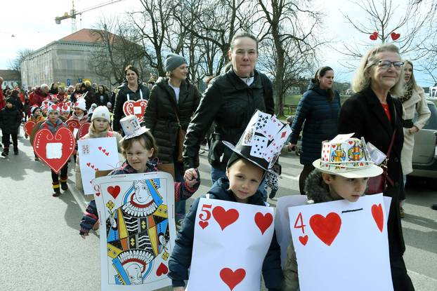 Sisak: Nekoliko stotina mališana iz dječjih vrtića i osnovnih škola sudjelovalo je na tradicionalnom Sisačkom fašniku