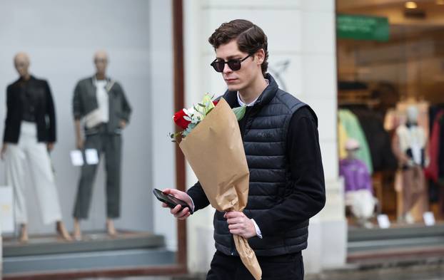 Zagreb: Na Valentinovo muškarci kupuju cvijeće za svoje partnerice kao znak ljubavi