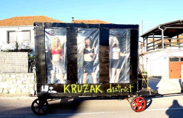 Jezera: Maškarana povorka prodefilirala je Jezerima