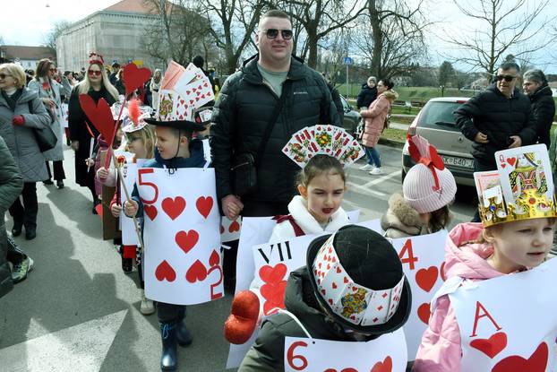 Sisak: Nekoliko stotina mališana iz dječjih vrtića i osnovnih škola sudjelovalo je na tradicionalnom Sisačkom fašniku