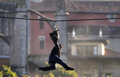 Španjolci prakticiraju bungee jumping s guskama