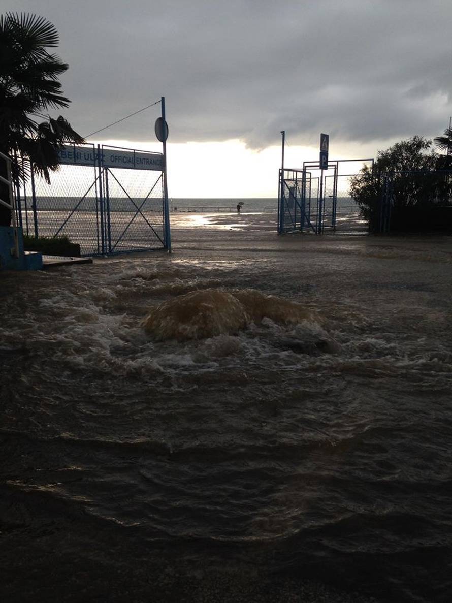 Kantrida je skroz poplavljena: Šteta na stadionu tek se zbraja