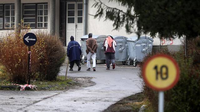 Sarajevo: Migranti premješteni iz kampa Vučjak borave u vojarni Blažuj