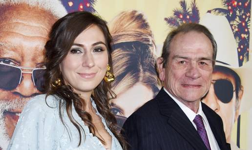 K&cacute;i Tommyja Leeja Jonesa je u hotelu bila s dru&scaron;tvom, poku&scaron;ali ju reanimirati pa pozvali hitnu