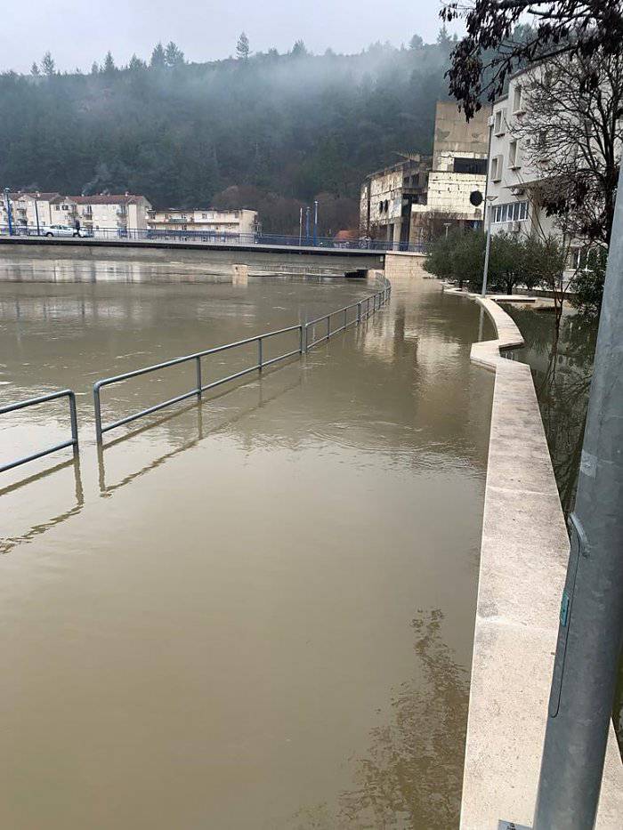 Zrmanja se izlila iz vodotoka, u Obrovcu je kaotično stanje: 'Nosi brodove, jedan po jedan'