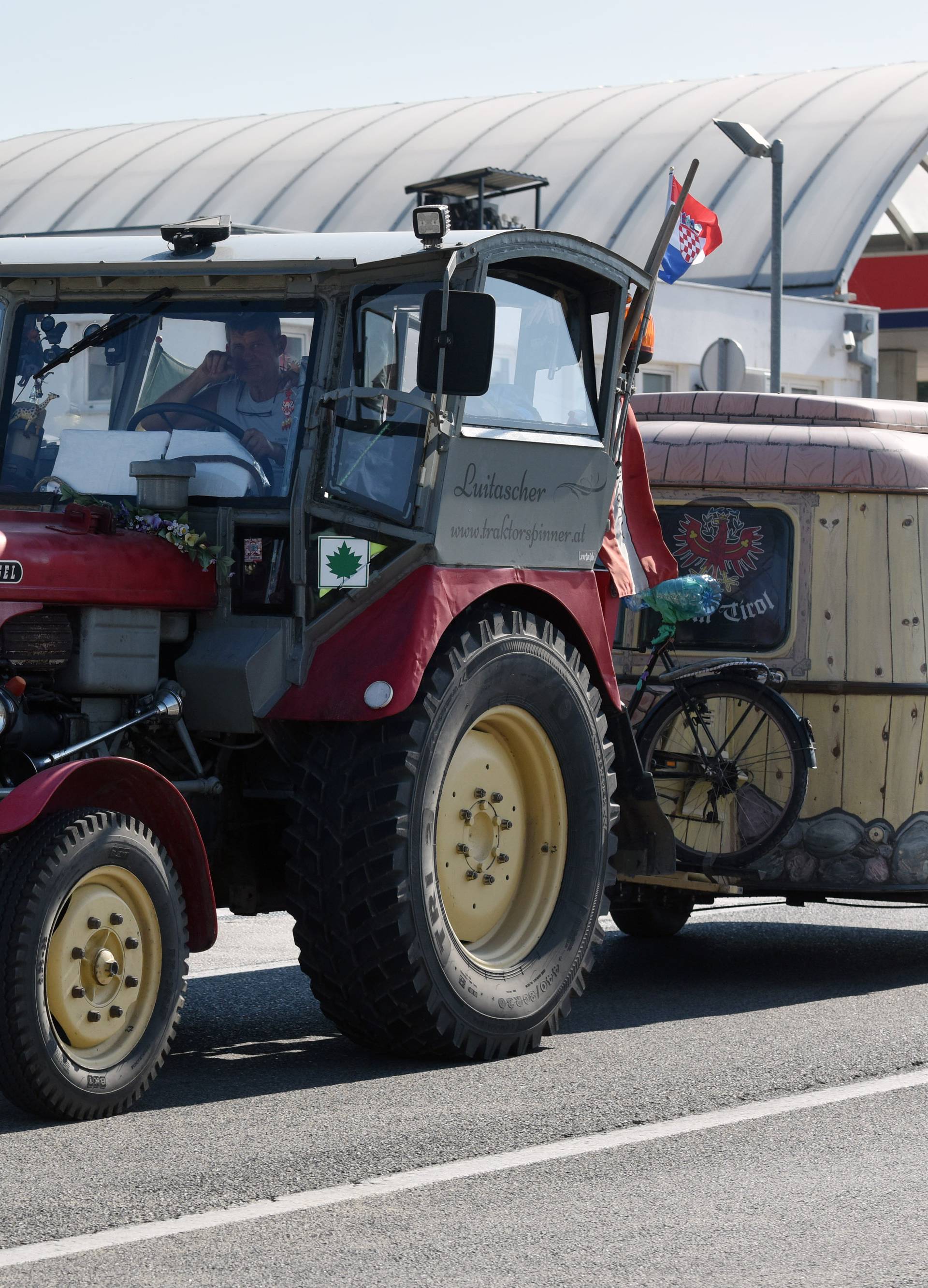 Pirovac: Turist iz Austrije na traktoru s kamp kuÄicom oduÅ¡evio vozaÄe na Jadranskoj magistrali