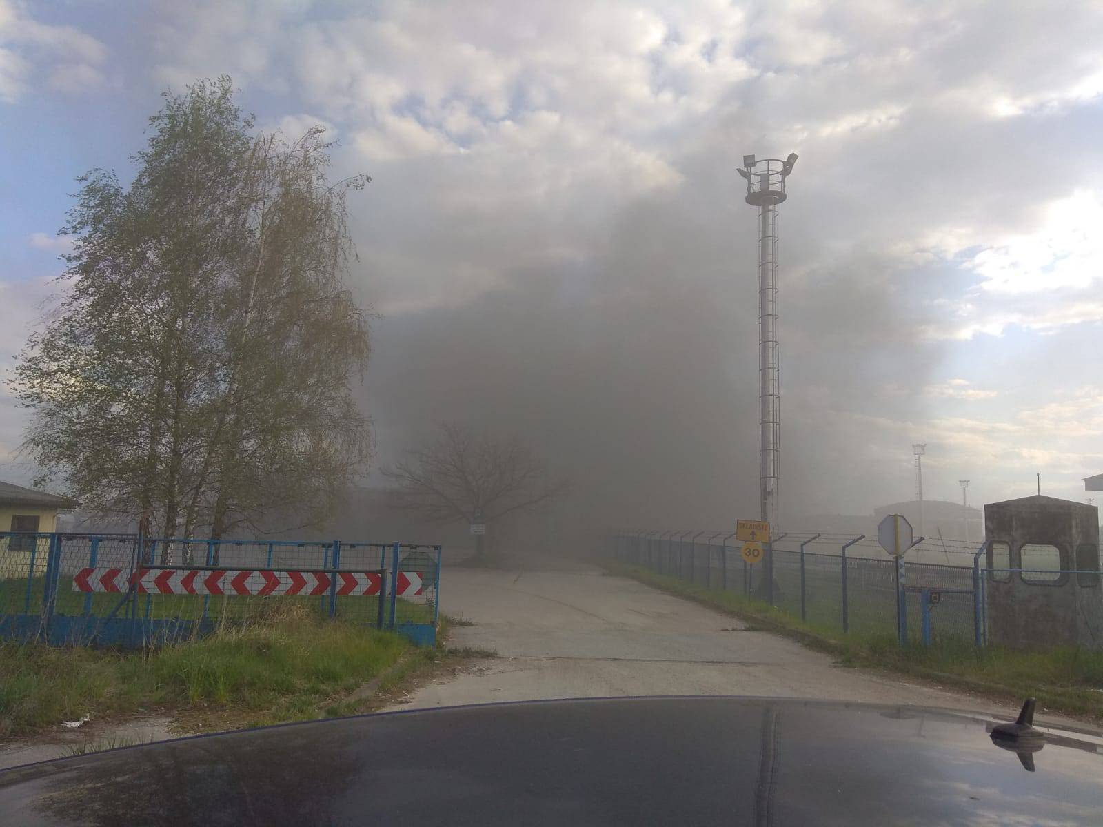 Crni dim nad Zagrebom: Gori rezervoar, nitko nije ozlijeđen