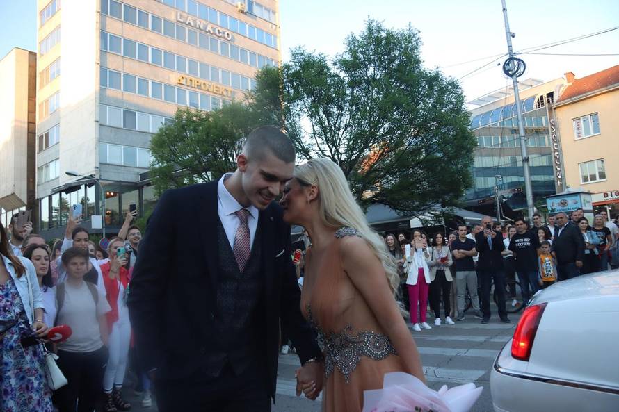 Banja Luka: Pjeva?ica Milica Pavlovi? pratnja maturantu Sr?anu Adamovi?u