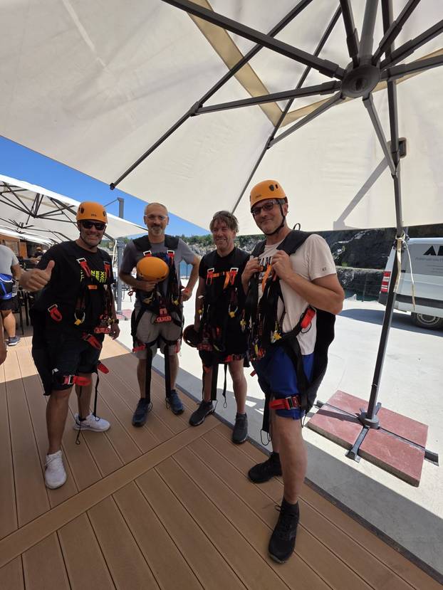 FOTO Adrenalinska atrakcija u Orahovici - zip line preko jezera!