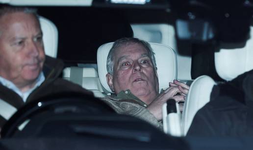 VIDEO Range Rover stigao po biv&scaron;eg princa Andrewa. Projurio kraj novinara: On se htio skriti