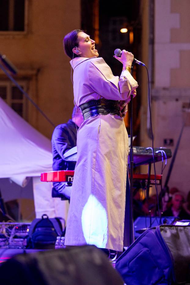 Split: Koncert Nine Badrić na splitskoj pjaci