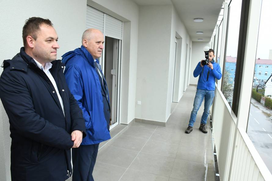 Glina: Branko Bačić i Ivan Janković uručili ključeve korisnicima novoizgrađene stambene zgrade