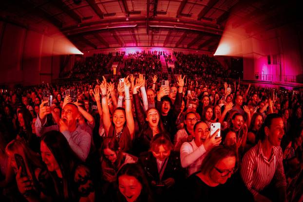 FOTO Severina u izazovnom izdanju oduševila obožavatelje na trosatnom spektaklu u Sisku