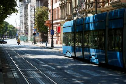 FOTO Vrućine ispraznile Zagreb. Turisti spavaju po livadama, a svi se osvježavaju i na zdencima