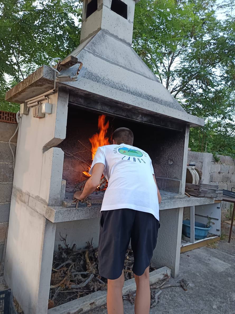 Belgijci čistili na otoku Molatu: Pridružili su se zadarskim izviđačima u ekološkoj akciji