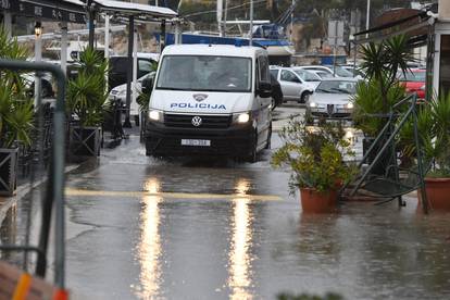 Autocesta A1 zatrpana snijegom