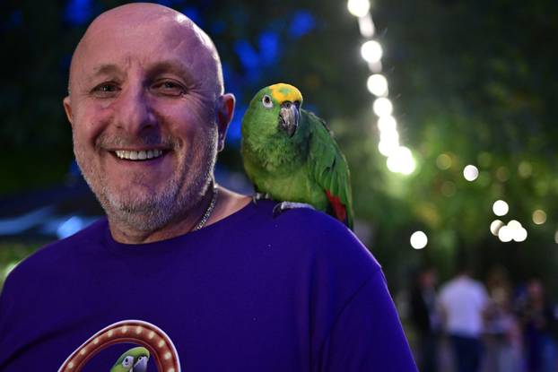 Zagreb: Sandi održao koncert na rođendanu papige Pabla 