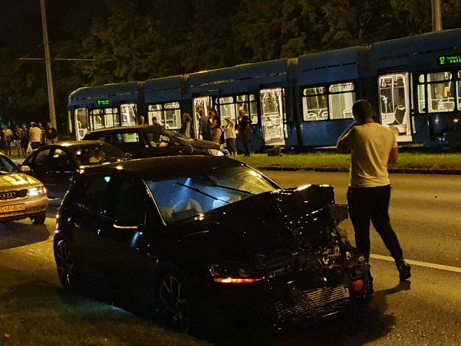 VIDEO Krš i lom u Zagrebu: Auto se odbio od rubnika u tramvaj