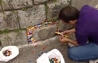 Šarenim Lego kockicama popravlja oštećene zgrade