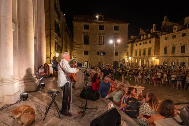 Dubrovnik: Ibrica Jusić na skalinima svetog Vlaha