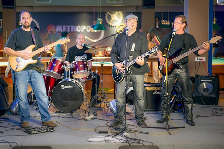 Retro doček Nove godine i uživanje u Metropolis klubu