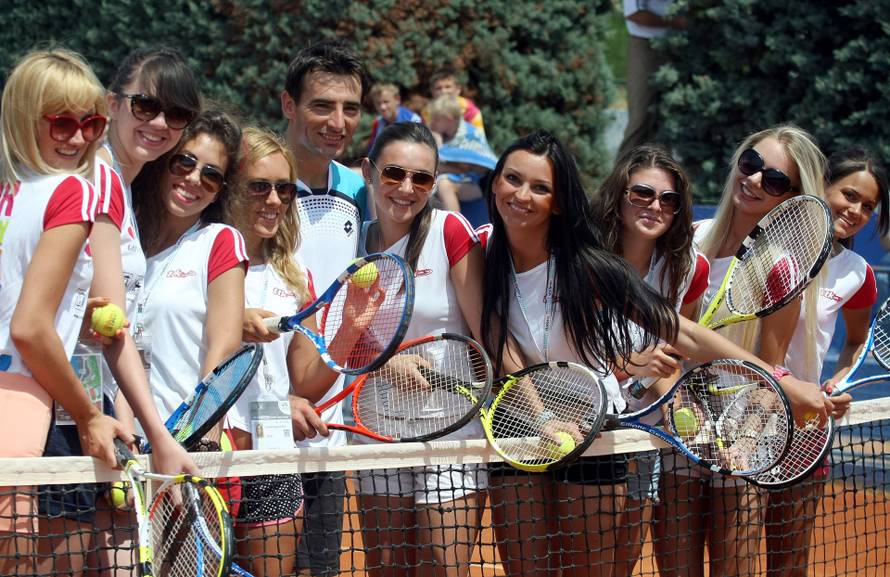 Umag: Finalistice Miss hostesa odigrale me? protiv Ivana Dodiga