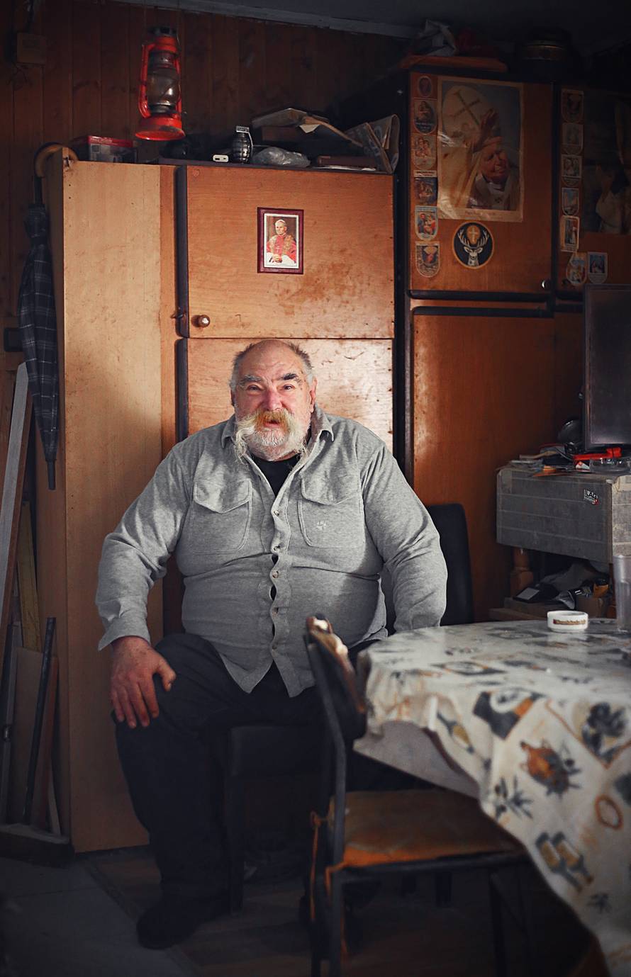 Dobri div Dado dao je 126 doza krvi. Živi u neljudskim uvjetima na početku šume. Htio bi cipele