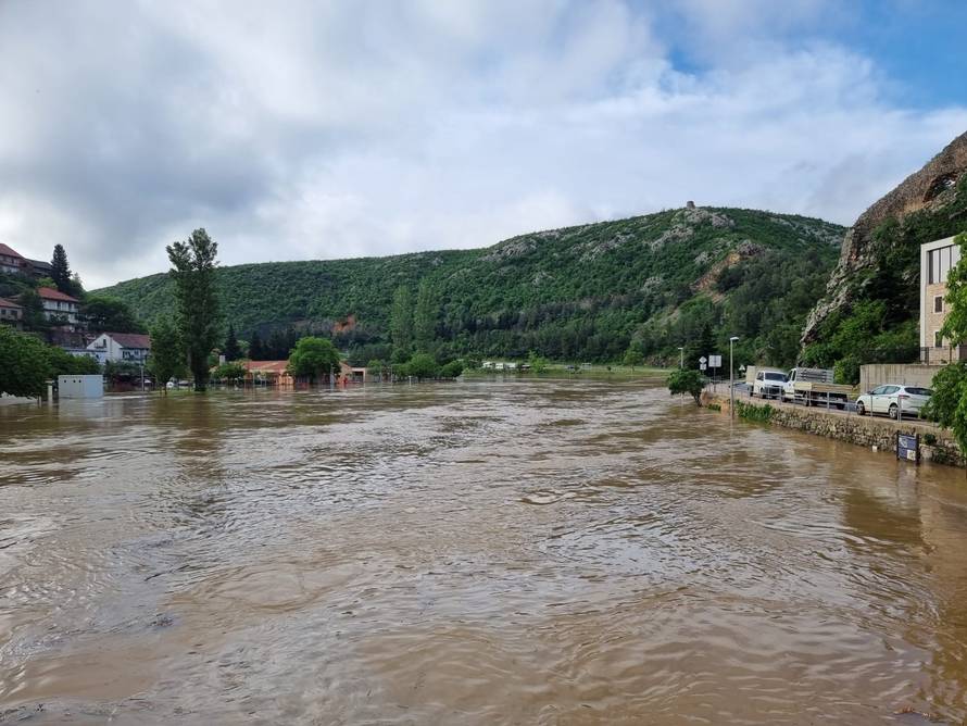VIDEO Pogledajte kako izgleda Obrovac jutros: Kiša je prestala, ali grad je i dalje pod vodom