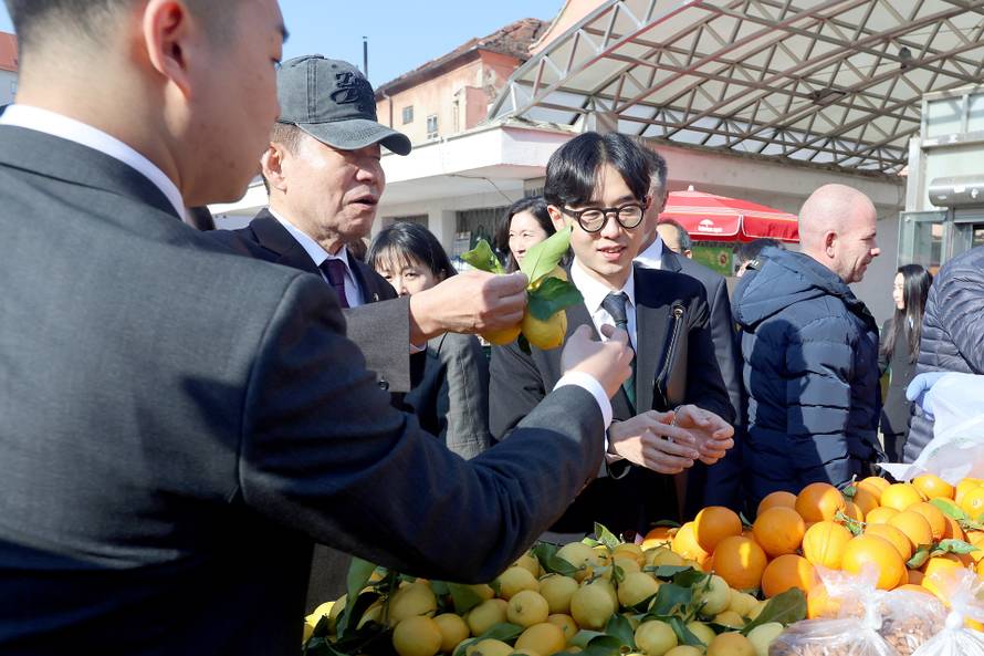 Zagreb: Kim Jin-pyo obišao centar grada i kupio kapu i limune