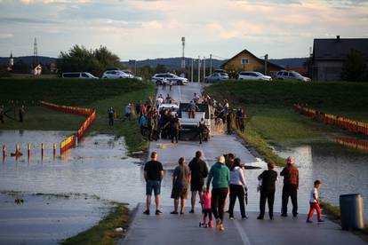 Zagreb: Ribiči pokušavaju spasiti što više ribe tijekom povlačenja vode u oteretnom kanalu Sava-Odra