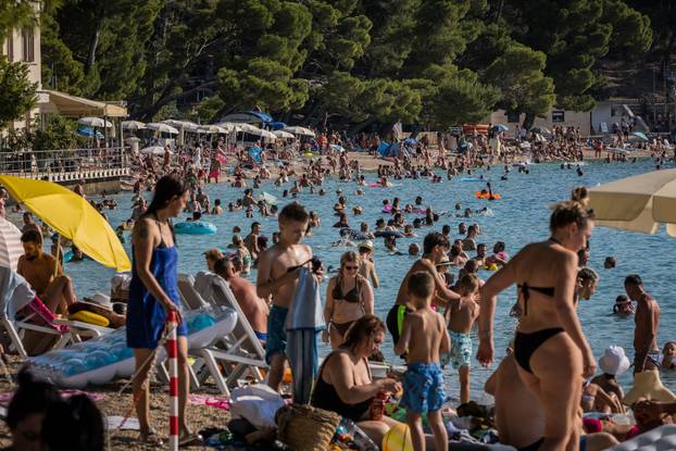Makarska:  Gužva na glavnoj plaži u Makarskoj