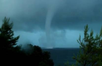 Jak tornado poharao Supetar: Rušio je stabla, potopio brod... 