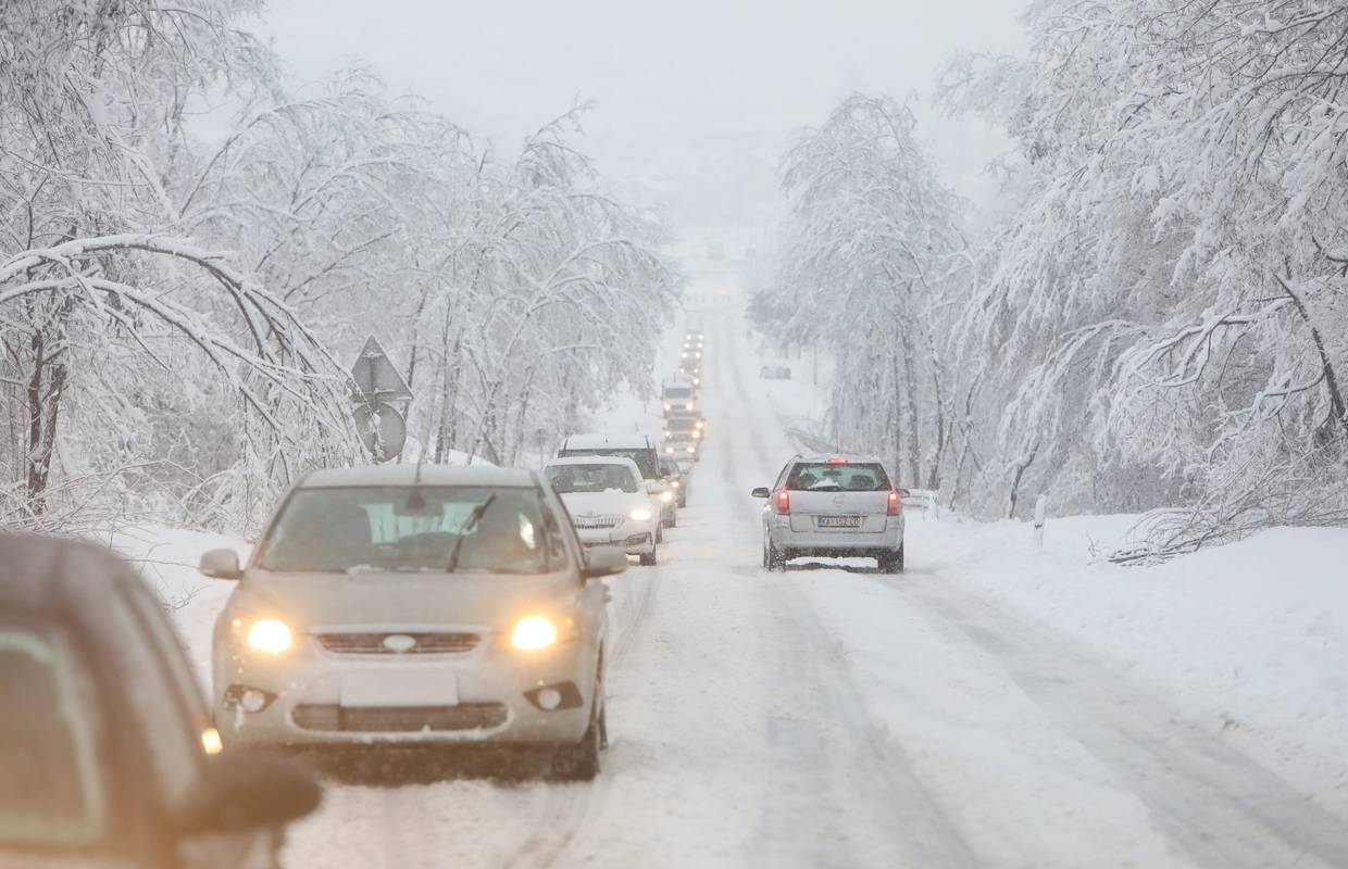 Meteoalarm zbog olujnih udara bure kod Velebita: Na D8 oprez zbog vjetra, poledice i magle