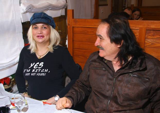 ARHIVA - Mišo i Lidija Kova&ccaron; s pjeva&ccaron;evom k&cacute;eri i njenim de&ccaron;kom na obiteljskom ru&ccaron;ku