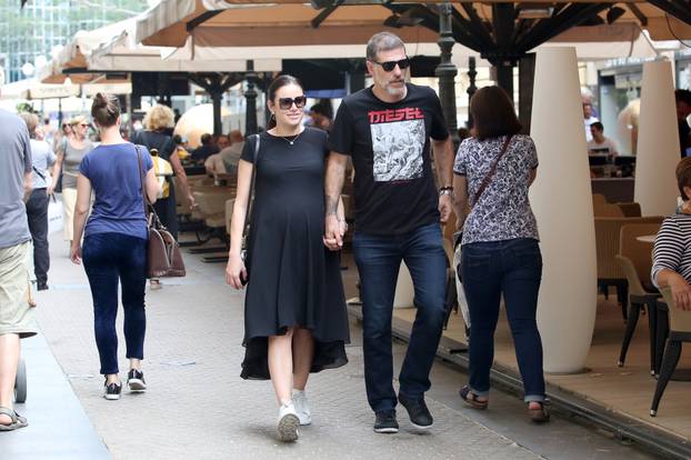 ARHIVA - 2018. Zagreb: Slaven Bilić s trudnom zaručnicom Ivanom prošetao gradom