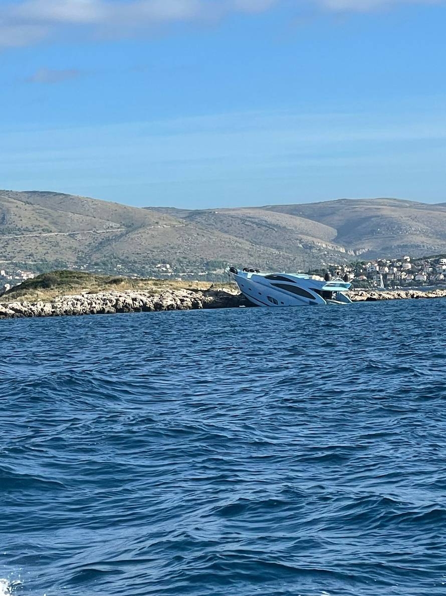 Jahtom se nasukao na Pijavicu