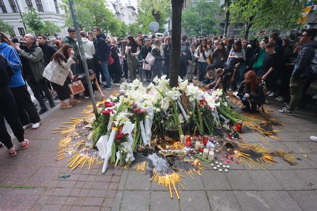 Beograd: Brojni učenici iz raznih škola zapalili svijeću i položili cvijeće na mjestu tragedije