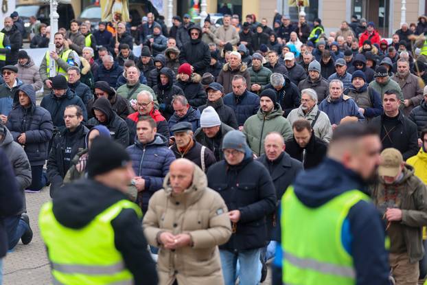 Zagreb: Interventna policija osigurava molitelje na glavnom Trgu