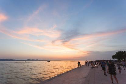 Turisti u Zadru uživaju u jednom od najljepših zalazaka sunca na svijetu